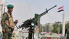 جندي من المجلس الانتقالي الجنوبي عند نقطة تفتيش في عدن، اليمن، بتاريخ 31 ديسمبر 2025.