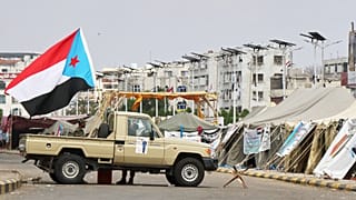 جنود من المجلس الانتقالي الجنوبي في جنوب اليمن يقفون في حالة تأهب عند نقطة تفتيش في عدن، اليمن، الأربعاء 31 ديسمبر 2025. 