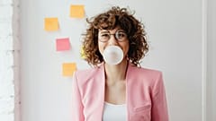 امرأة تمضغ العلكة داخل مساحة عمل