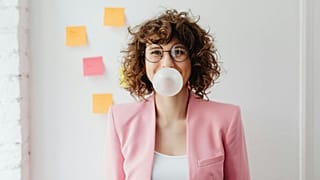 امرأة تمضغ العلكة داخل مساحة عمل