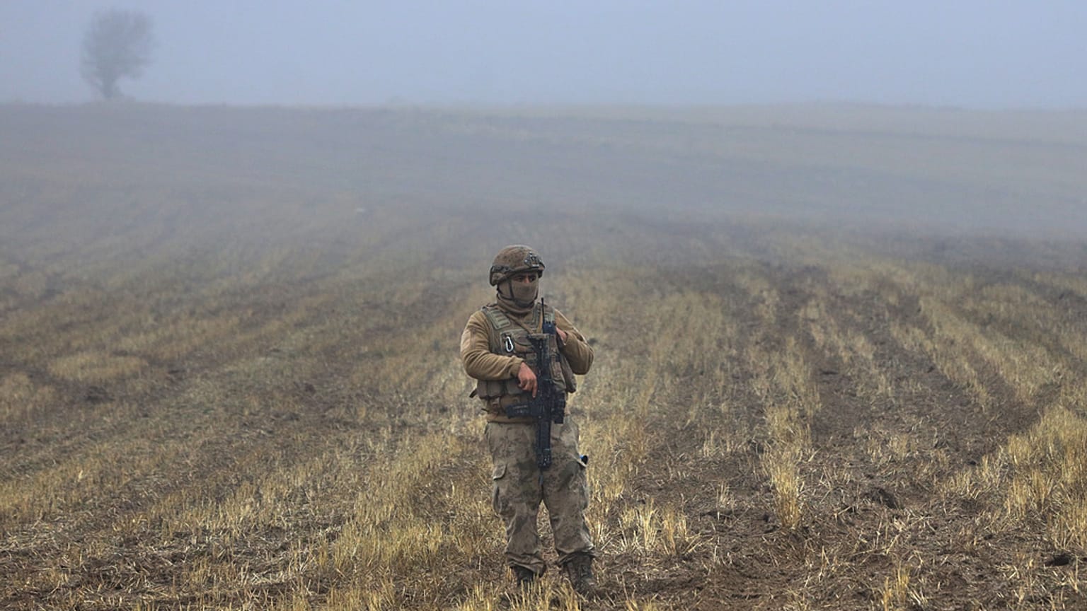 جندي تركي يقف حارسا بينما تبحث فرق الإنقاذ عن رفات طائرة خاصة تقل قائد الجيش الليبي وأربعة آخرين تحطمت بعد إقلاعها من أنقرة 24 ديسمبر 2025