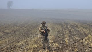 جندي تركي يقف حارسا بينما تبحث فرق الإنقاذ عن رفات طائرة خاصة تقل قائد الجيش الليبي وأربعة آخرين تحطمت بعد إقلاعها من أنقرة 24 ديسمبر 2025