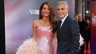 امل کلونی (چپ) و جورج کلونی هنگام ورود به مراسم افتتاحیه فیلم «جی کلی» در جشنواره فیلم لندن، جمعه ۱۰، اکتبر ۲۰۲۵