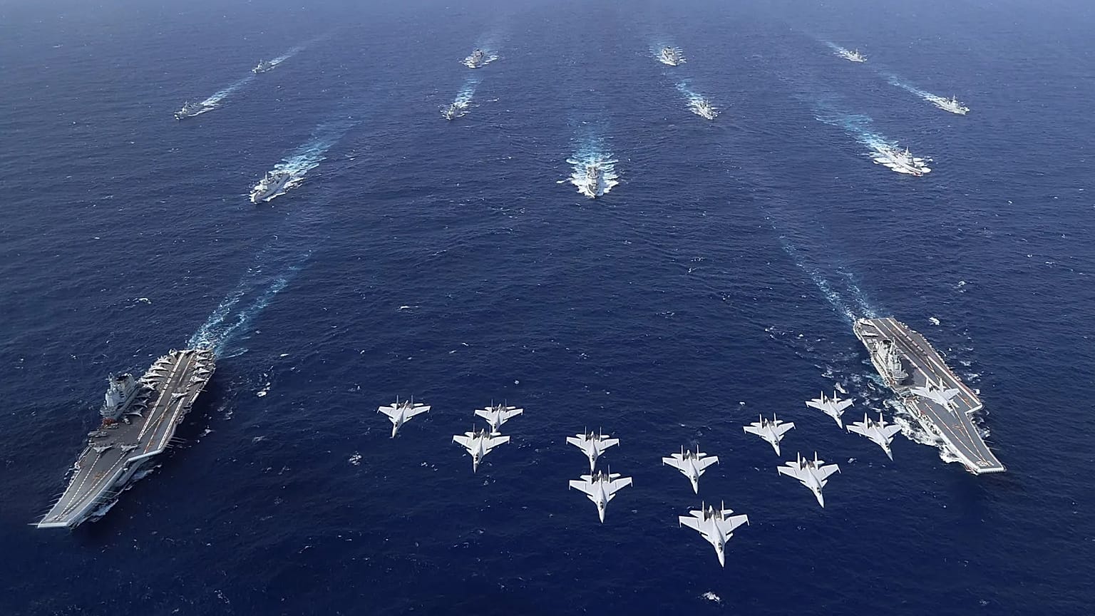 Китайские авианосцы "Ляонин" и "Шаньдун" проводят учения по формированию двойного авианосного соединения в Южно-Китайском море, октябрь, 2024 г.
