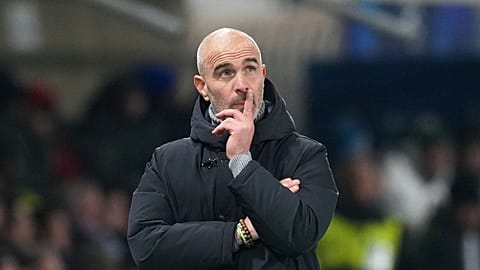 Enzo Maresca, Chelsea'nin UEFA Şampiyonlar Ligi'nde Atalanta'ya karşı oynadığı deplasman maçında, Bergamo'daki saha kenarında beklerken, 9 Aralık 2025