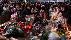 Menschen legen Blumen nieder und zünden Kerzen an für die Opfer des Brandes in der Bar und Lounge „Le Constellation“ in Crans-Montana. Das Feuer brach an Neujahr aus.