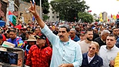Nicolas Maduro nimmt an einer Kundgebung zum Jahrestag der Schlacht von Santa Ines, die während des venezolanischen Bundeskriegs stattfand, in Caracas teil, Mittwoch, 10. Dezember 2025
