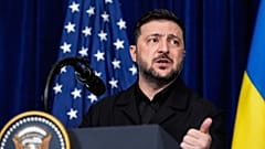 Volodymyr Zelenskyy spricht während einer gemeinsamen Pressekonferenz mit Donald Trump nach einem Treffen in Trumps Mar-a-Lago Club, Sonntag, 28. Dezember 2025, in Palm Beach, Florida