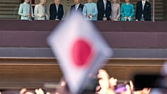 Japans Kaiser Naruhito, vierter von links, und Kaiserin Masako, fünfte von links, grüßen mit Familienmitgliedern vom Balkon die Gratulanten bei einem öffentlichen Auftritt.