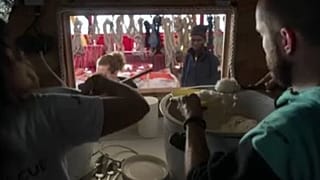 SOS Méditerranée : les survivants d'un naufrage partagent un repas du Nouvel An 