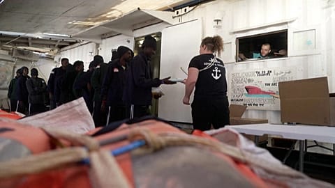 توزيع وجبات ساخنة للناجين على متن سفينة "Ocean Viking"