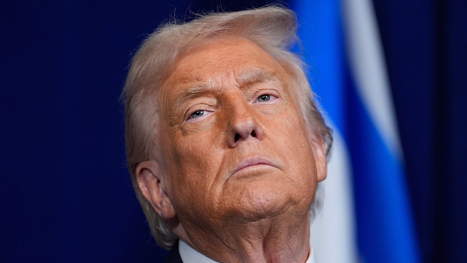 الرئيس دونالد ترامب يستمع خلال مؤتمر صحفي مع رئيس وزراء إسرائيل بنيامين نتنياهو في مار-أ-لاجو، يوم الاثنين 29 ديسمبر 2025، في بالم بيتش، فلوريدا.