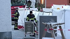 Polizisten stehen vor der Schweizer Bar Le Constellation. Ein Brand tötete mindestens 40 Menschen und verletzte rund 100.