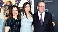 Dawn Laurel-Jones, Victoria Jones y Tommy Lee Jones asistieron al estreno de "Just Getting Started" en ArcLight Hollywood, Los Ángeles, el siete de diciembre de 2017.