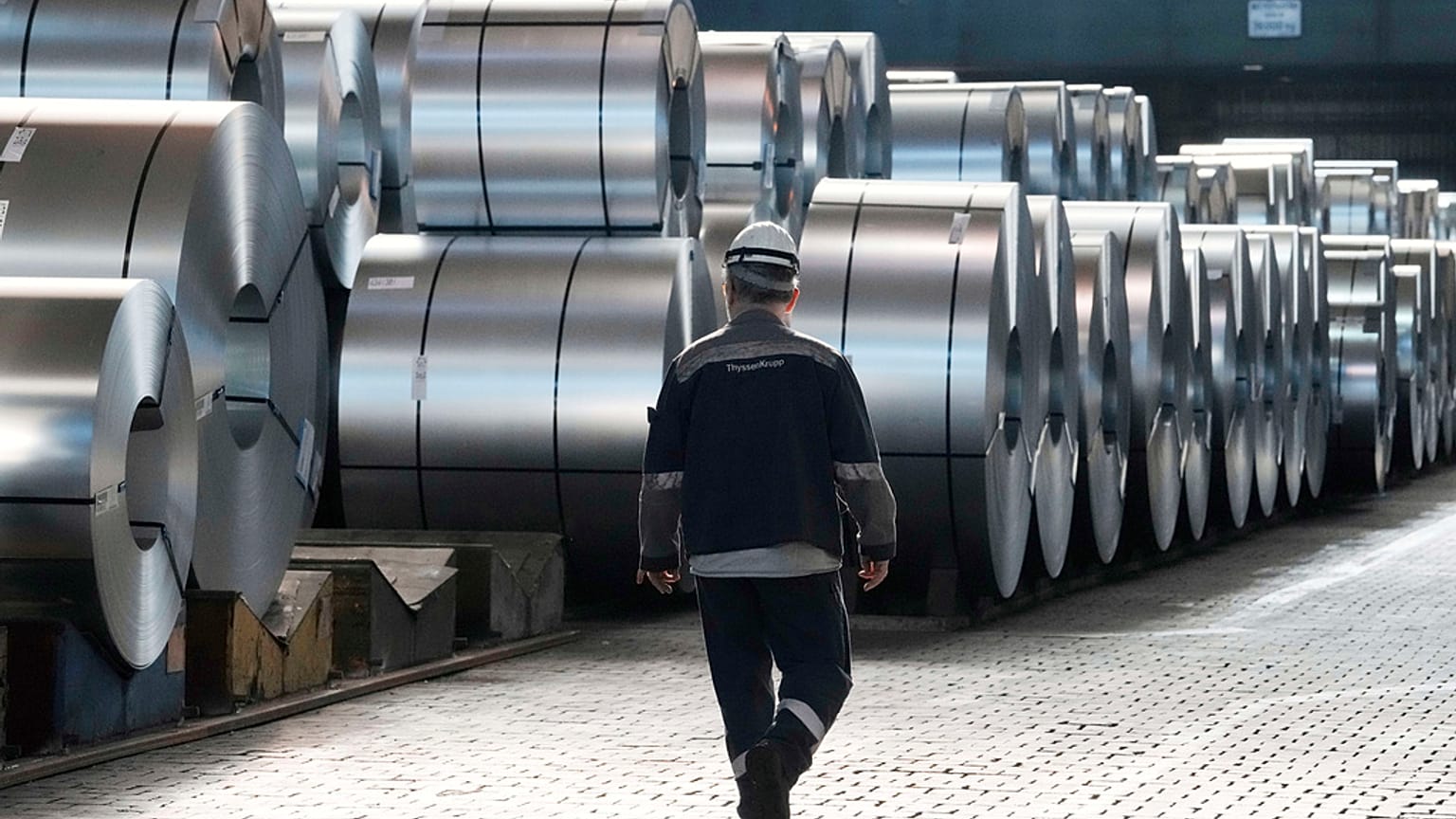 AB Çelik Eylem Planı’nın sonrası AB Komiseri Stephane Sejournn’nin Almanya’nın Duisburg kentindeki Thyssenkrupp çelik tesislerine ziyareti sırasında bir çelik işçisi.