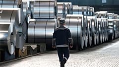 AB Çelik Eylem Planı’nın sonrası AB Komiseri Stephane Sejournn’nin Almanya’nın Duisburg kentindeki Thyssenkrupp çelik tesislerine ziyareti sırasında bir çelik işçisi.
