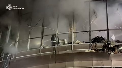 فرق الإطفاء تكافح حريقا عقب غارة روسية على زابوريجيا