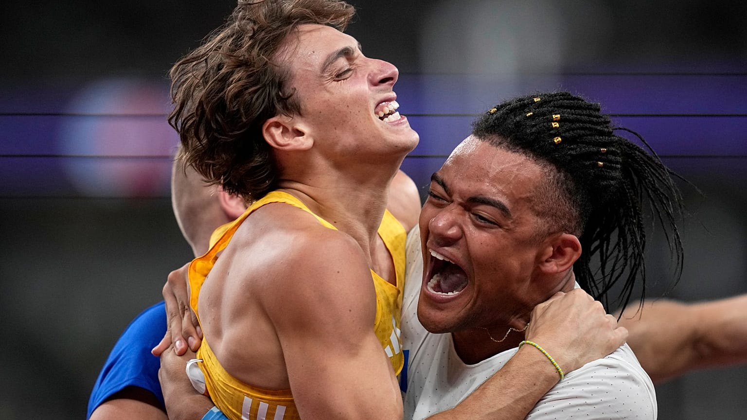 Ο Ντουπλάντις πανηγυρίζει το παγκόσμιο ρεκόρ του στην αγκαλιά του Καραλή