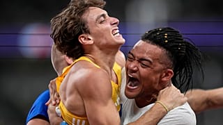 Ο Ντουπλάντις πανηγυρίζει το παγκόσμιο ρεκόρ του στην αγκαλιά του Καραλή