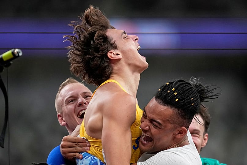 Ο Ντουπλάντις πανηγυρίζει το παγκόσμιο ρεκόρ στην αγκαλιά του Καραλή