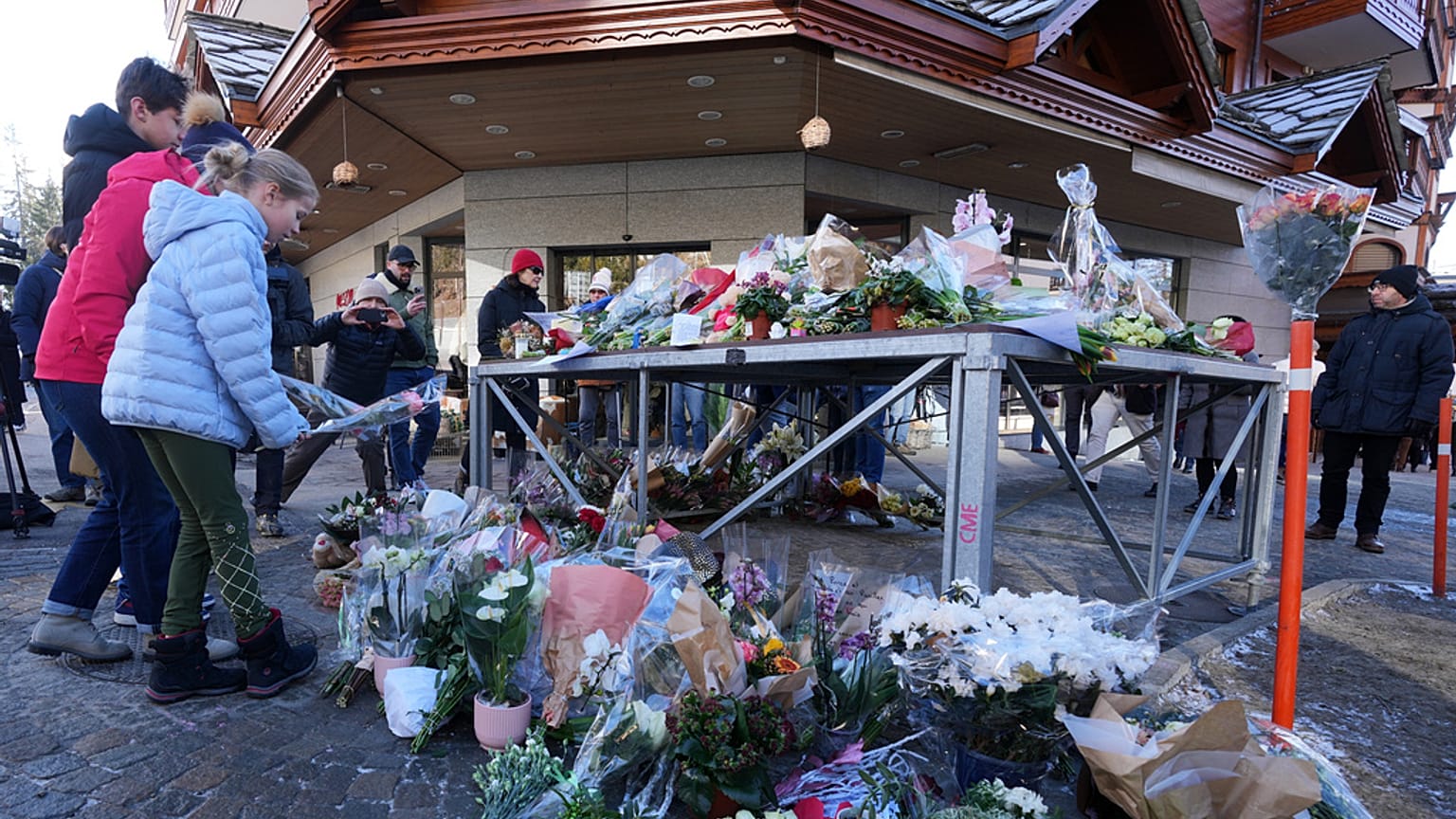 L'esterno del locale dove è scoppiato il tragico incendio a Crans-Montana