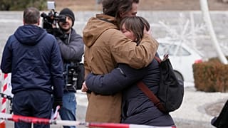 Συγγενείς θυμάτων στον τόπο της τραγωδίας