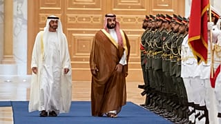 احترام  نیروهای گارد به محمد بن سلمان، ولیعهد عربستان در کنار محمد بن زاید آل نهیان، ولیعهد ابوظبی، در قصر الوطن ابوظبی، ۲۷ نوامبر ۲۰۱۹،