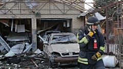 DATEI: Ein Rettungshelfer geht vor einem Wohnhaus, das nach einem russischen Angriff auf Saporischschja beschädigt wurde, 19. Dezember 2025