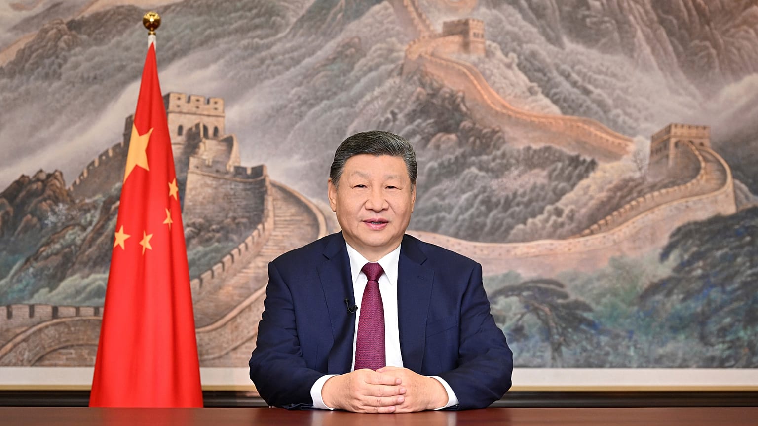 Nesta foto divulgada pela Agência de Notícias Xinhua, o Presidente chinês Xi Jinping dirige a mensagem de Ano Novo de 2026 em Pequim, na quarta-feira, 31 de dezembro de 2025
