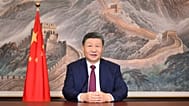 Sur cette photo diffusée par l'agence de presse Xinhua, le président chinois Xi Jinping adresse ses vœux du Nouvel An 2026 à Pékin, le mercredi 31 décembre 2025