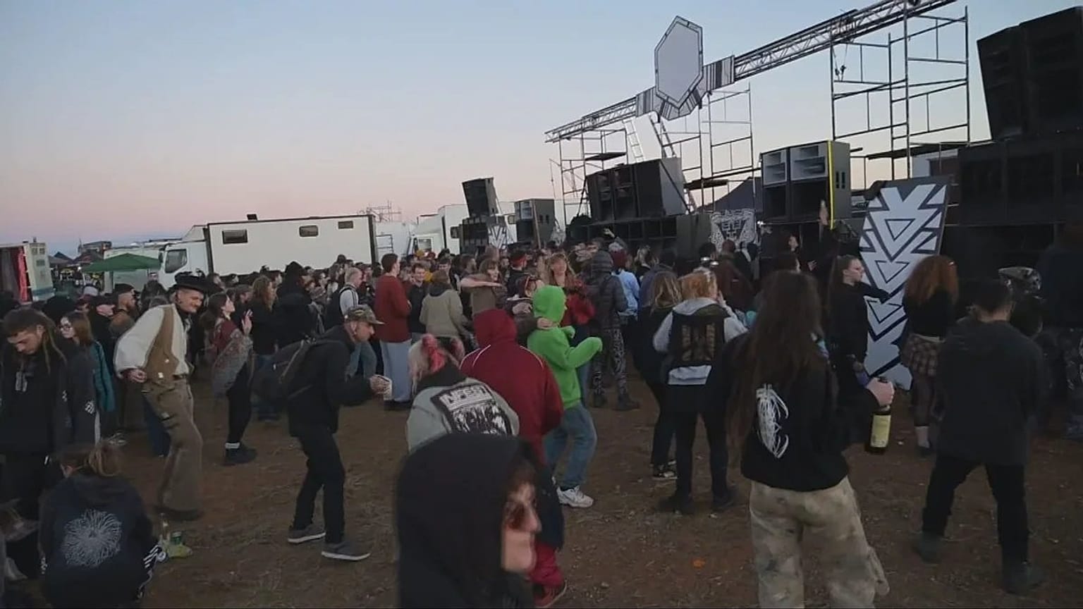 Imágenes de la rave del Pantano de Cenajo en Albacete, 2 de enero de 2026