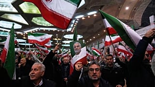 Tiltakozó tömeg Teheránban