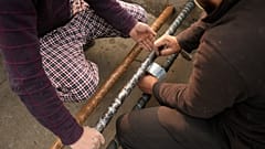 رجال كشميريون يغطون أنابيب إمدادات المياه بمواد عازلة ، السبت 29 نوفمبر 2025. (صورة من وكالة أسوشيتد برس/مختار خان)