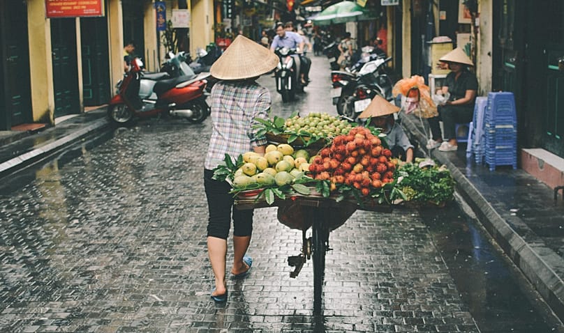 Un venditore di frutta a Hanoi, Vietnam