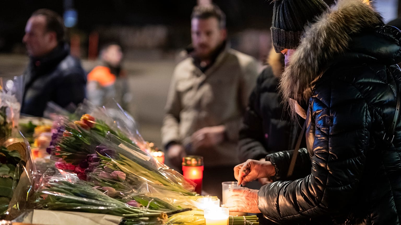 Gyászolók a bár előtt