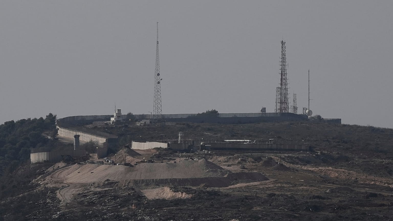  يظهر موقع اللبونة، أحد التلال الخمسة التي تحتلها القوات الإسرائيلية منذ العام الماضي، من قرية ألما الشعب الحدودية في جنوب لبنان، يوم الجمعة 28 نوفمبر/تشرين الثاني 2025. 