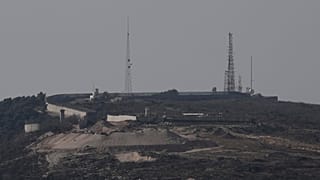  يظهر موقع اللبونة، أحد التلال الخمسة التي تحتلها القوات الإسرائيلية منذ العام الماضي، من قرية ألما الشعب الحدودية في جنوب لبنان، يوم الجمعة 28 نوفمبر/تشرين الثاني 2025. 