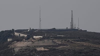  يظهر موقع اللبونة، أحد التلال الخمسة التي تحتلها القوات الإسرائيلية منذ العام الماضي، من قرية ألما الشعب الحدودية في جنوب لبنان، يوم الجمعة 28 نوفمبر/تشرين الثاني 2025. 