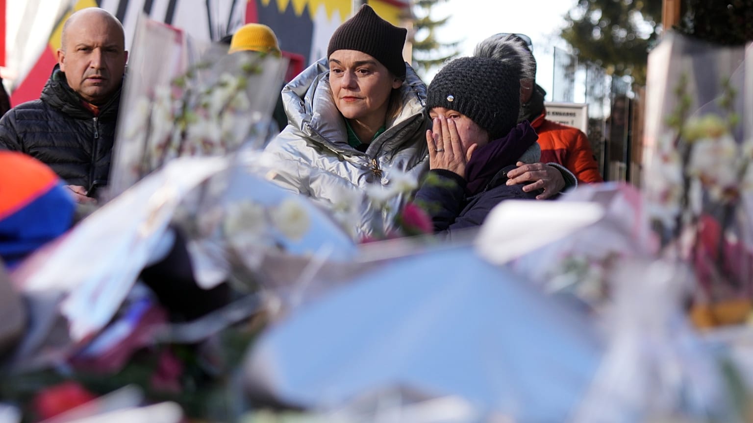 Συγγενείς και φίλοι πενθούν για τα αγαπημένα τους πρόσωπα