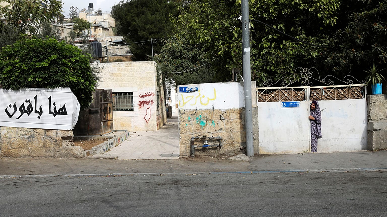   فلسطينية من سكان حي الشيخ جراح بالقدس الشرقية يقف بالقرب من الرصيف 2 نوفمبر 2021