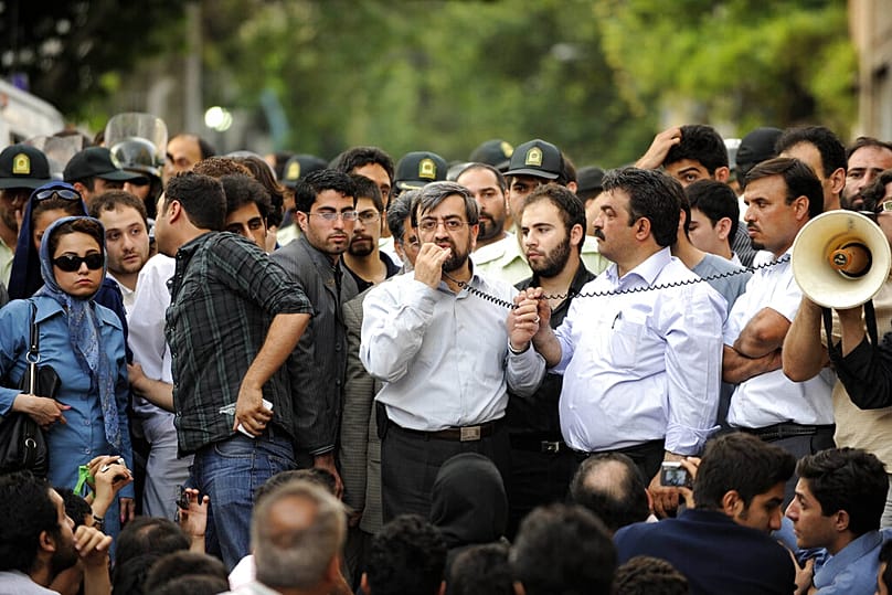  في هذه الصورة التي التقطها أحد المواطنين يوم الأحد 28 يونيو/حزيران 2009، يظهر علي رضا بهشتي، وهو مساعد مقرب من مير حسين موسوي ، يتحدث خلال تجمع في مسجد الغوبة بطهران.