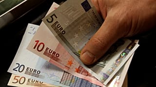 Ein Mann erhält Euronoten, Athen, Griechenland, 8. April 2010