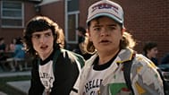 Stranger Things'in ana karakterlerinden Dustin, Upside Down'ın aslında bir solucan deliği olduğunu keşfediyor.