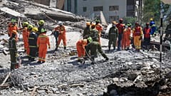 Ein Gebäude ist in Nairobi, Kenia eingestürzt. Rettungskräfte suchen nach Toten.