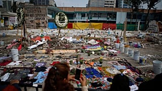 - تم ترتيب الملابس والقماش والزهور في نصب تذكاري يتضمن الرسائل باللغة الإسبانية: "حياتنا مهمة" و"أجسادنا ليست قمامة"، في موقع مصنع نسيج انهار في زلزال فيمكسيكو،  2017