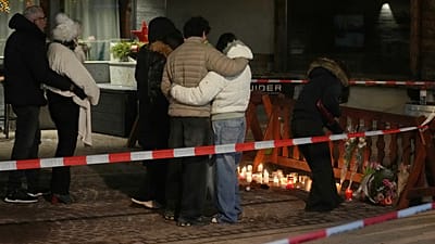 وضع الناس الشموع والزهور بالقرب من بار Le Constellation، حيث أدى حريق مدمر إلى مقتل وإصابة أشخاص خلال احتفالات رأس السنة الجديدة في كرانس مونتانا، جبال الألب السويسرية،  2026