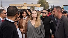 أنجلينا جولي، في الوسط، خلال زيارتها لمعبر رفح الحدودي بين مصر وقطاع غزة في رفح، مصر، الجمعة 2 يناير 2026. (صورة من وكالة أسوشيتد برس/محمد عرفات)