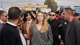 أنجلينا جولي، في الوسط، خلال زيارتها لمعبر رفح الحدودي بين مصر وقطاع غزة في رفح، مصر، الجمعة 2 يناير 2026. (صورة من وكالة أسوشيتد برس/محمد عرفات)