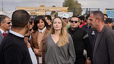 أنجلينا جولي، في الوسط، خلال زيارتها لمعبر رفح الحدودي بين مصر وقطاع غزة في رفح، مصر، الجمعة 2 يناير 2026. (صورة من وكالة أسوشيتد برس/محمد عرفات)
