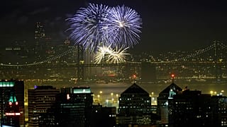 تملأ الألعاب النارية سماء الخليج فوق أفق أوكلاند وسان فرانسيسكو، احتفالات ليلة رأس السنة الجديدة، وذلك في صورة من أوكلاند، كاليفورنيا، يوم الأربعاء 1 يناير 2014.